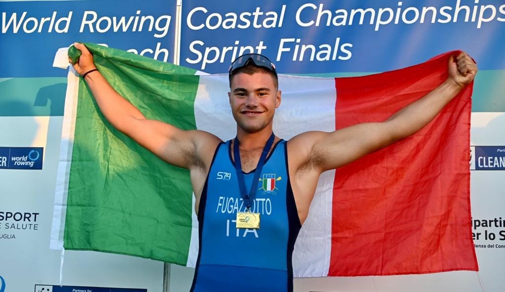 lucio fugazzotto riceve l'oro sul podio