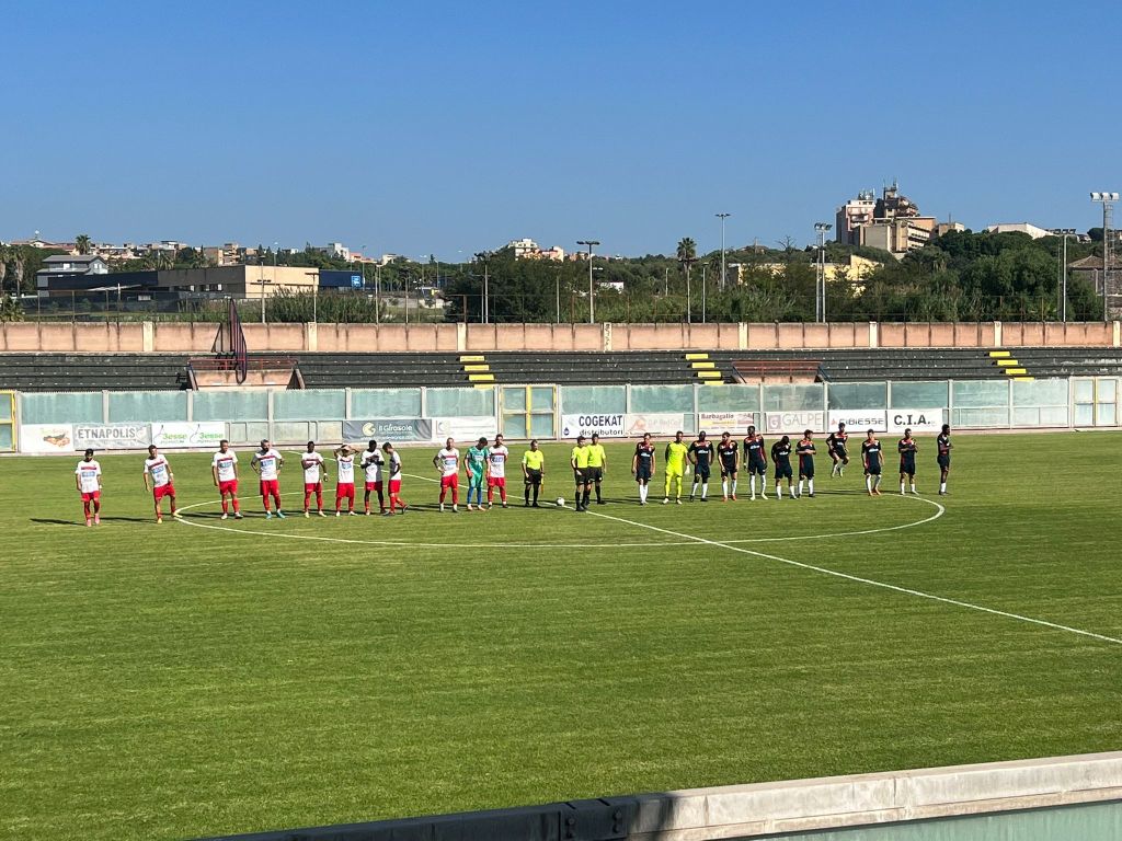 le formazioni paternò e jonica prima del calcio d'inizio