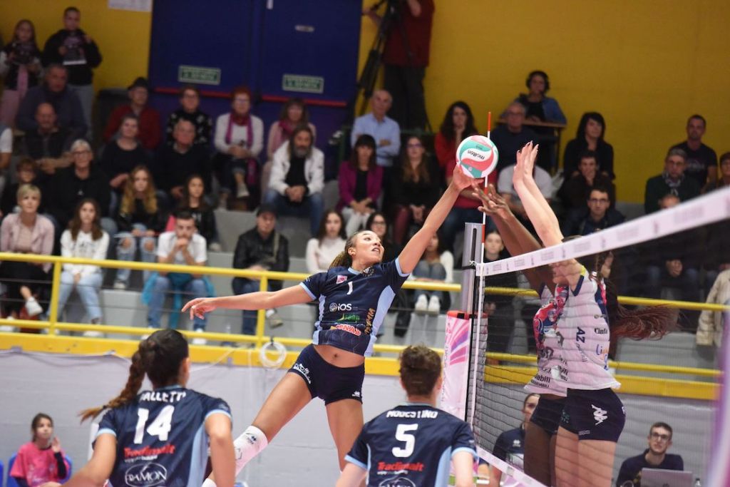 valeria battista tocca la palla