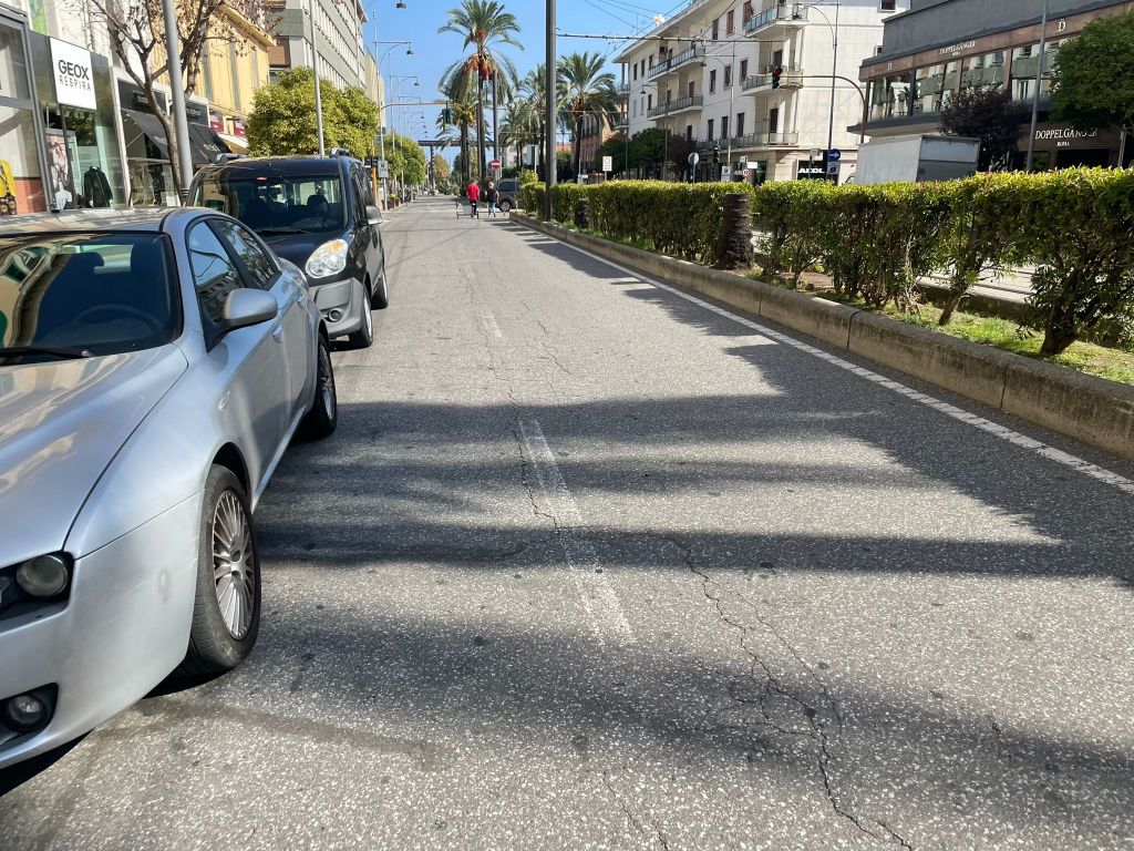 viale san martino isola pedonale auto parcheggiate