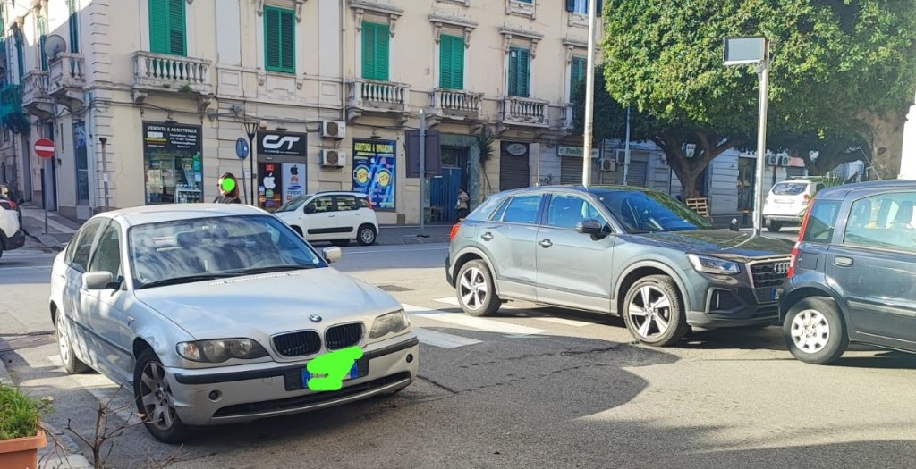 Auto sulle strisce e altri infrazioni in via Polidoro a Messina