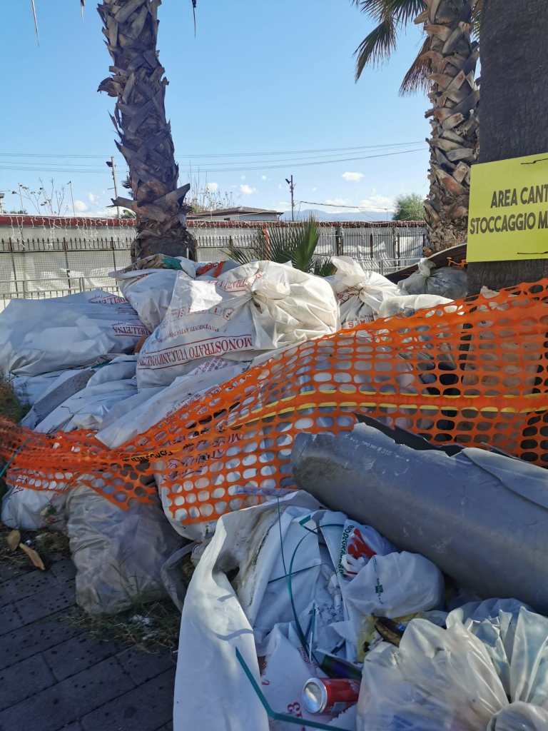 Area cantiere a S.Agata piena di rifiuti