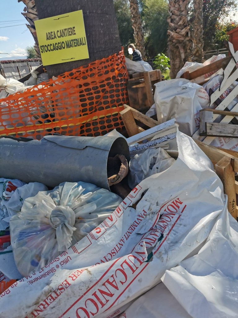Area cantiere a S.Agata piena di rifiuti