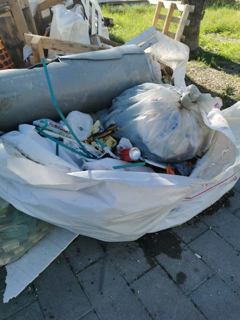 Area cantiere a S.Agata piena di rifiuti