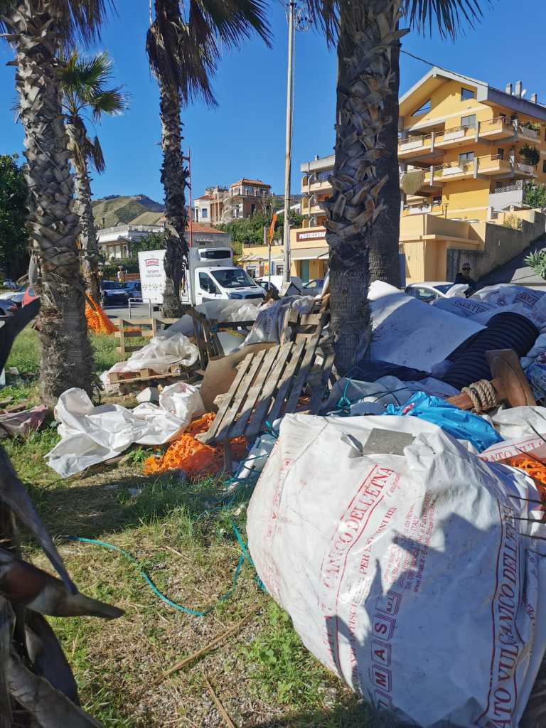 Area cantiere a S.Agata piena di rifiuti