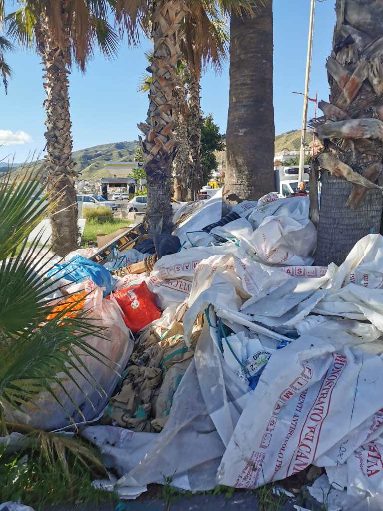 Area cantiere a S.Agata piena di rifiuti