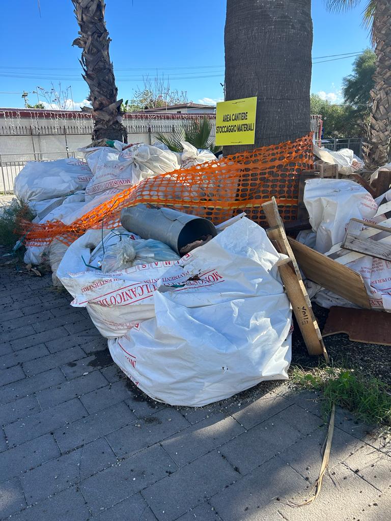 Area cantiere a S.Agata piena di rifiuti