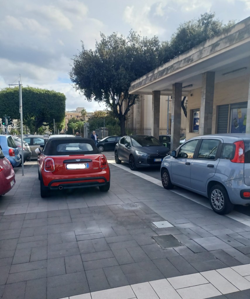 Area pedonale trasformata in parcheggio