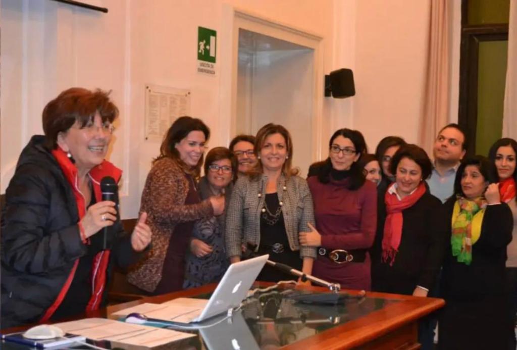 La professoressa Cocchiara, Giovanna Cardile e altre persone che hanno frequentato il corso "Donne, politica e istituzioni"