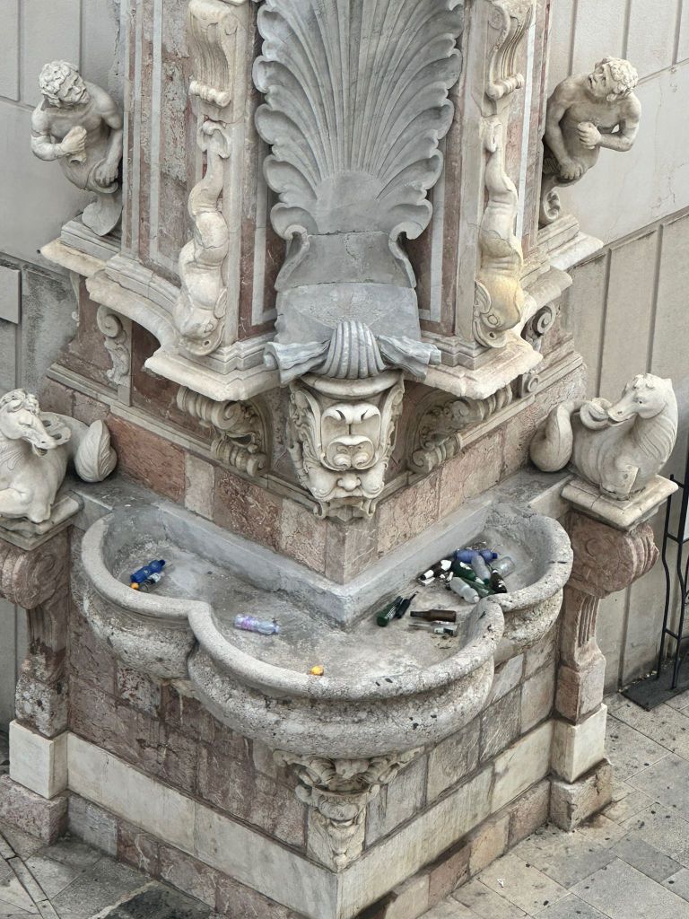 Bottiglie dentro le due fontane di via Primo Settembre