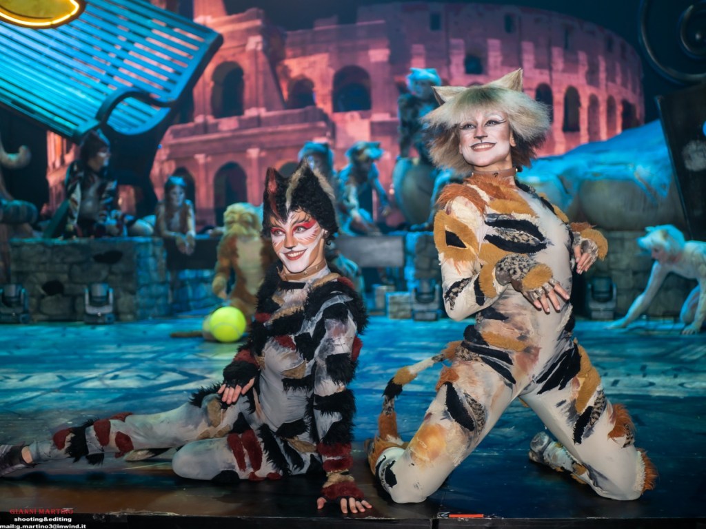 Elga Martino e Viviana Salvo nel musical Cats di Piparo
