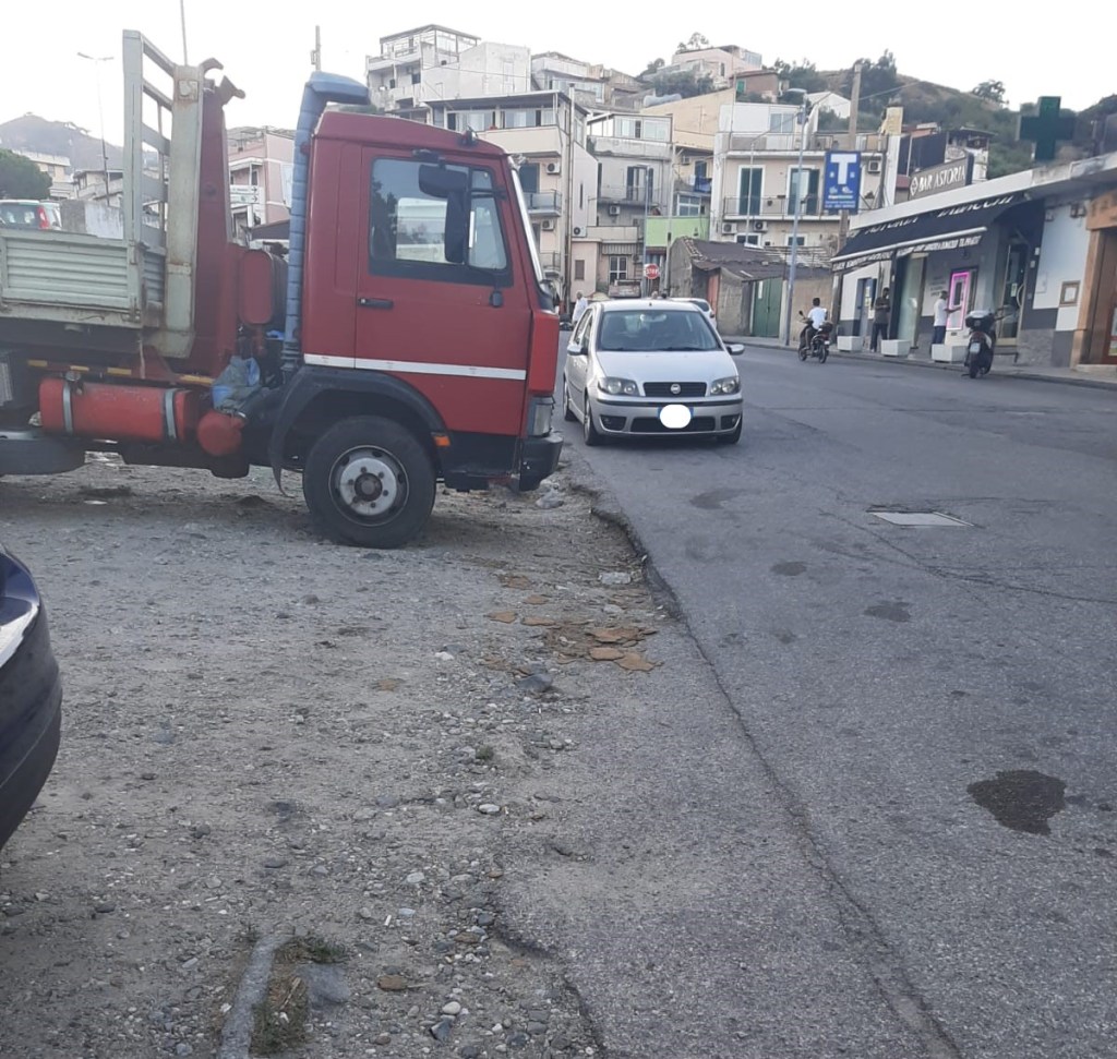 Marciapiede inesistente a Fondo Fucile Gazzi