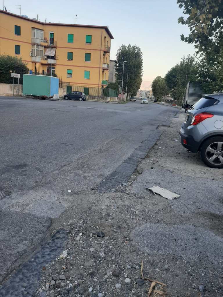 Marciapiede inesistente Fondo Fucile Gazzi