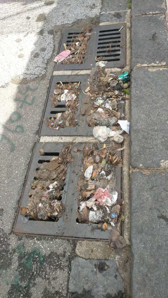 Fogli e rifiuti occludono tombino