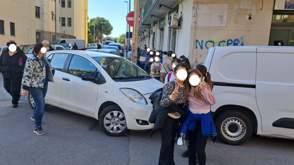 Transito scolaresca bloccato da auto parcheggiata all'angolo marciapiede