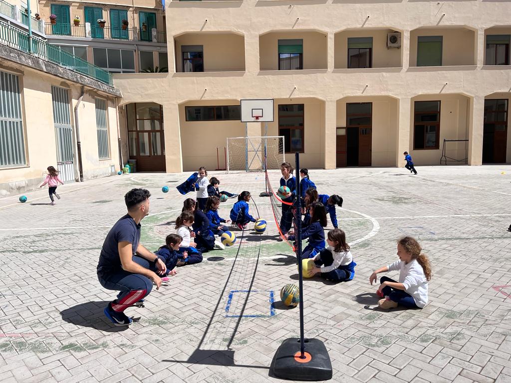 ragazzi giocano sport di squadra
