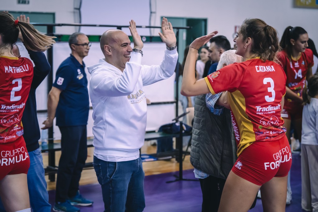 presidente festeggia con le pallavoliste