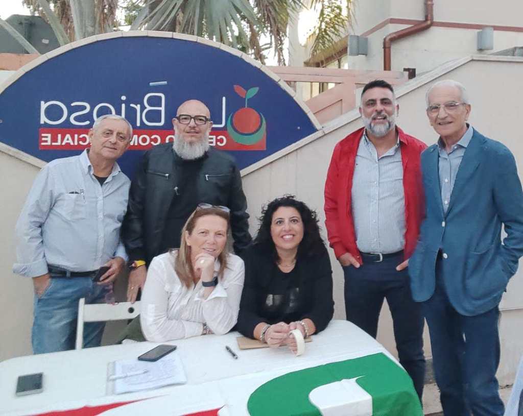 A Villafranca Tirrena, presso il parco commerciale La Briosa, il banchetto per la raccolta firme lanciata dal Pd. 