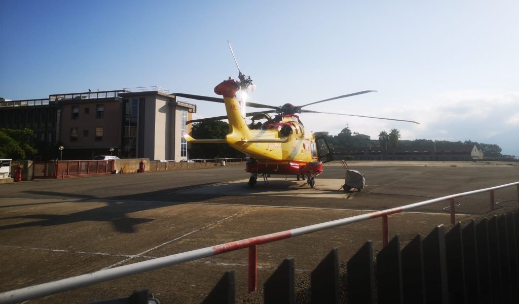 incidente lungomare, soccorsi, volo in ospedale grave 80enne
