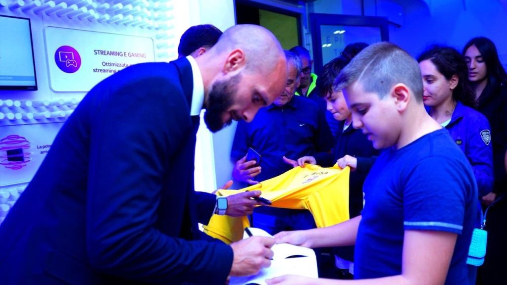 marco manetta firma autografo ad un tifoso