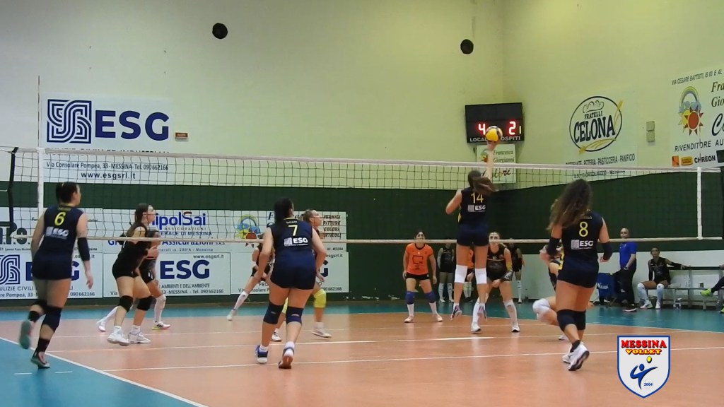 messina volley in campo nella palestra annessa del palarescifina