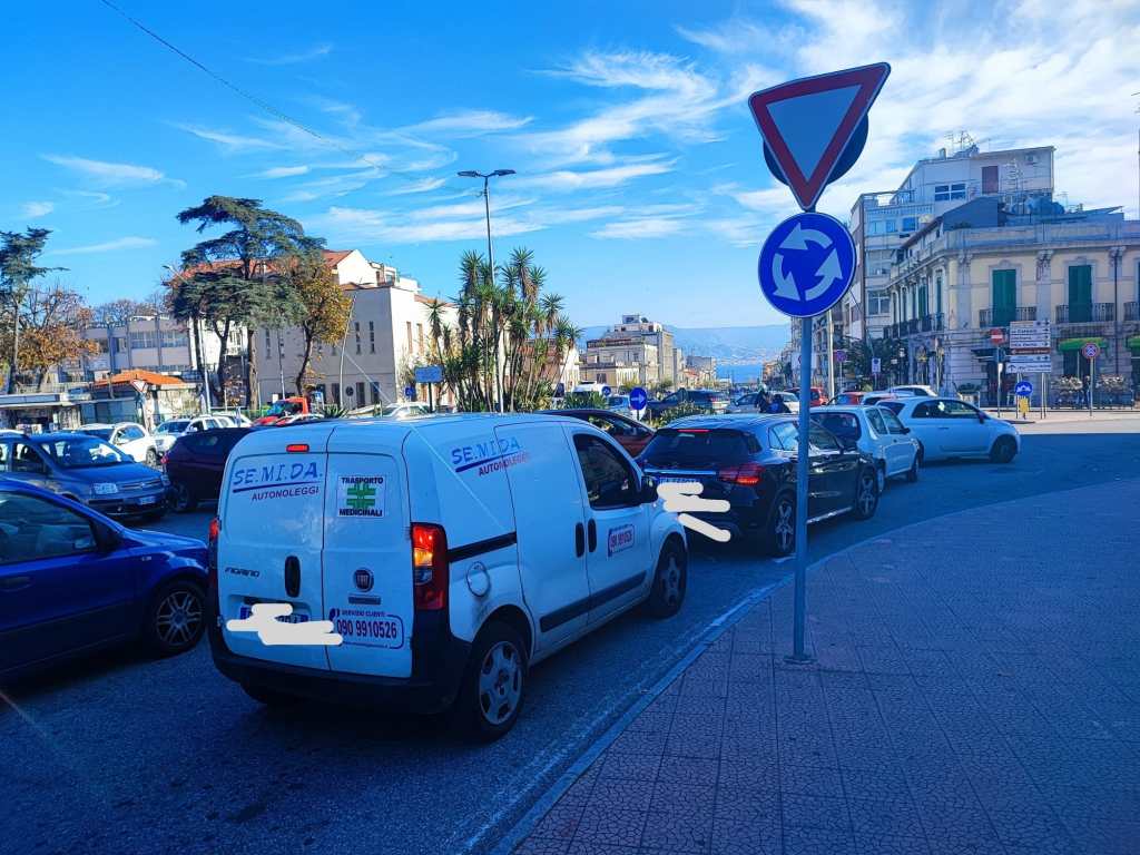 Caos auto sul viale Europa