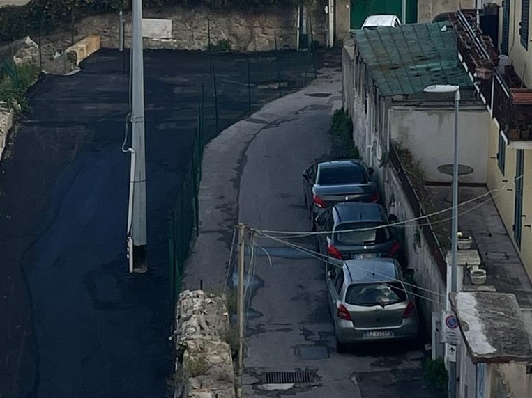 Strada strettissima in via delle Mura 