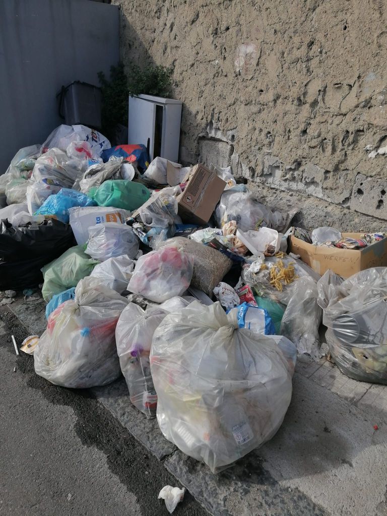 Discarica di rifiuti in via Taormina