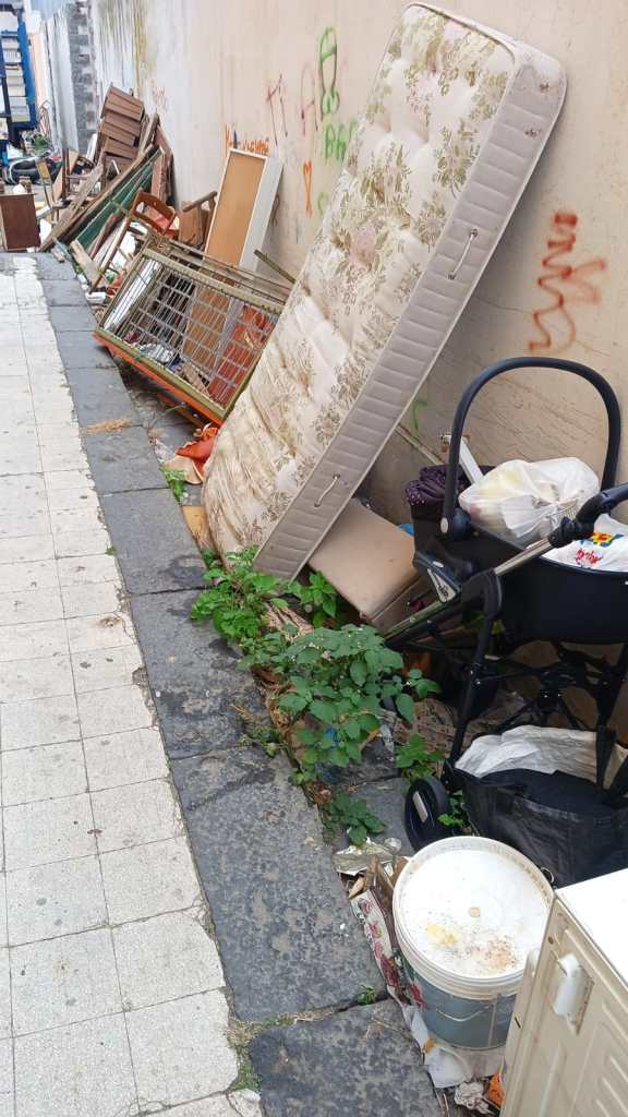 Discarica di suppellettili e vecchi mobili a Messina 