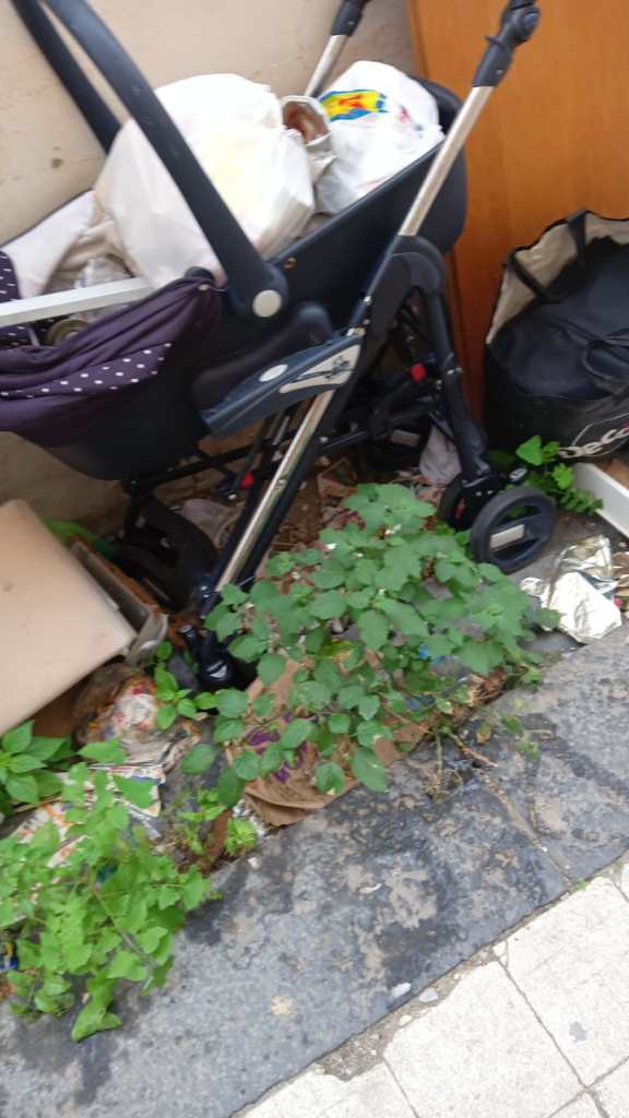 Discarica di suppellettili e vecchi mobili a Messina 