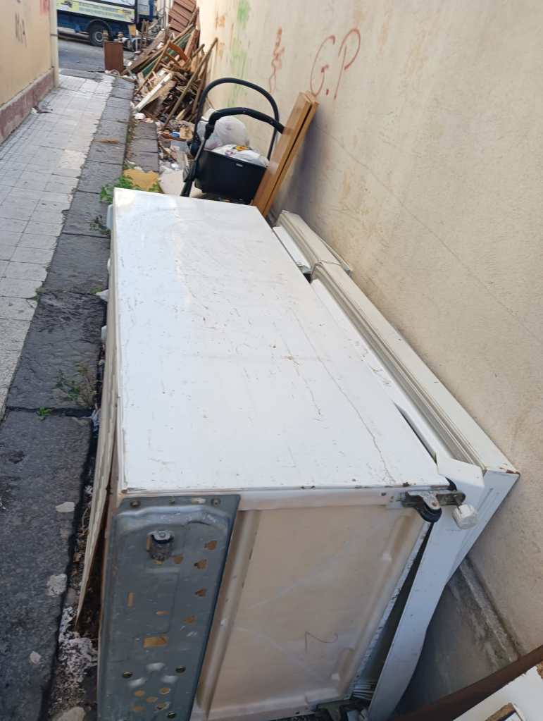 Discarica di suppellettili e vecchi mobili a Messina 