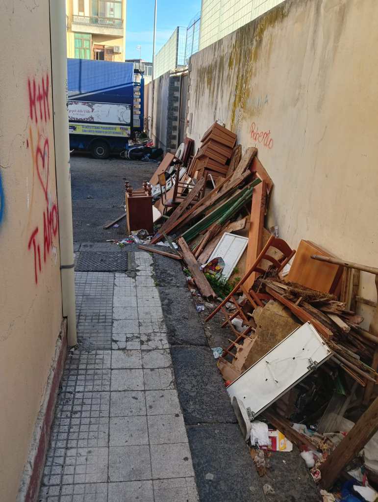 Discarica di suppellettili e vecchi mobili a Messina 