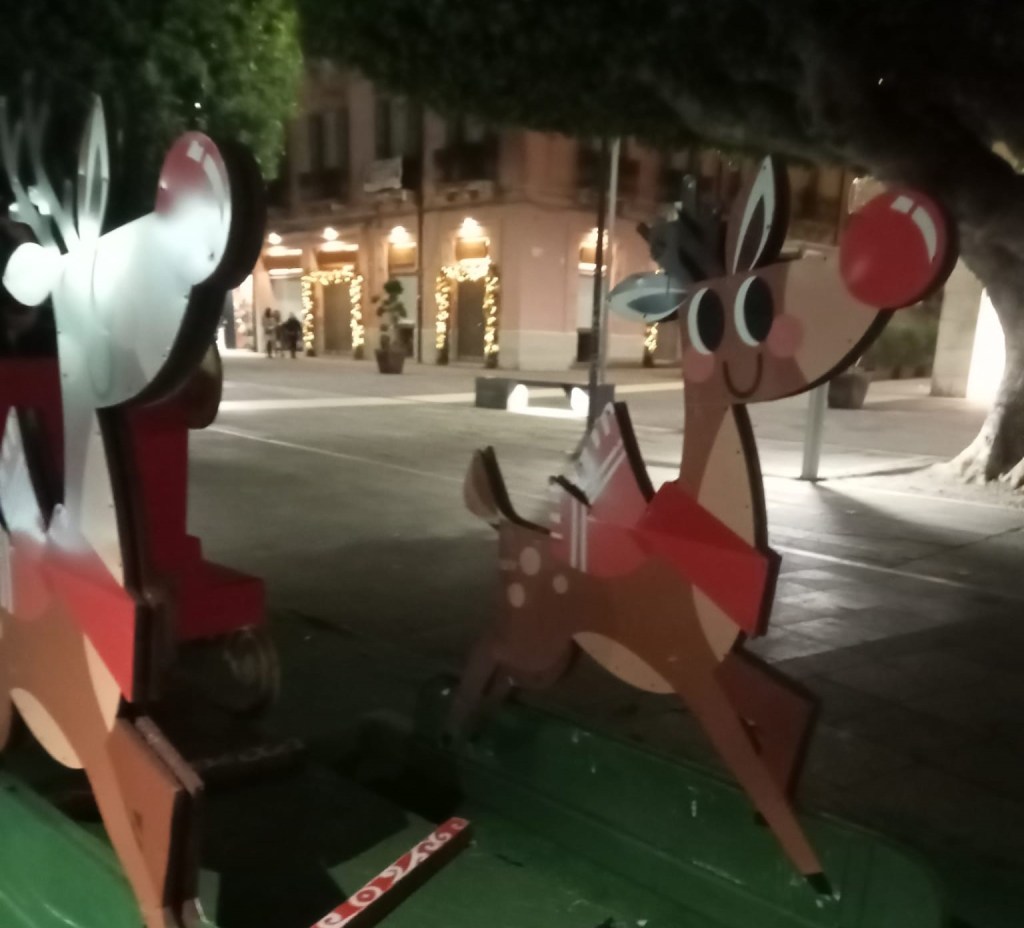 La struttura in legno del cervo a piazza Cairoli per Natale 2023