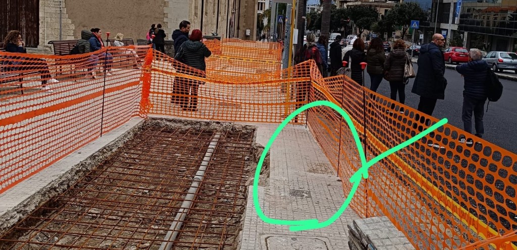 Lavori a Boccetta vicino a fermata bus e 3 ceramiche non ci sono più