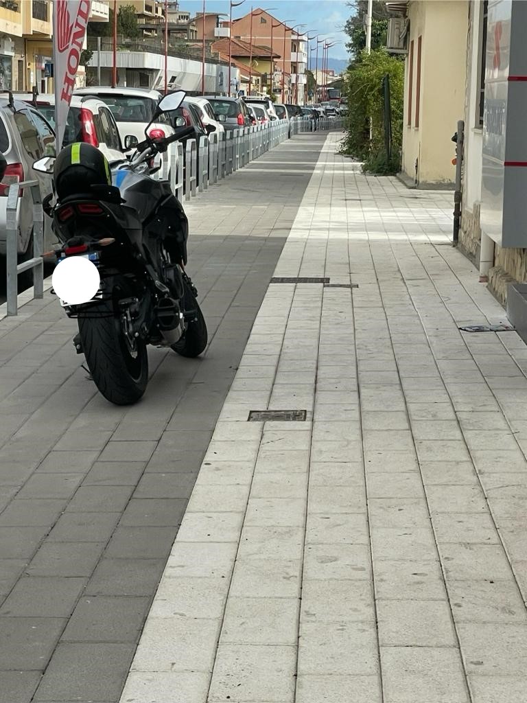 Moto su marciapiede ciclopedonale S.Agata