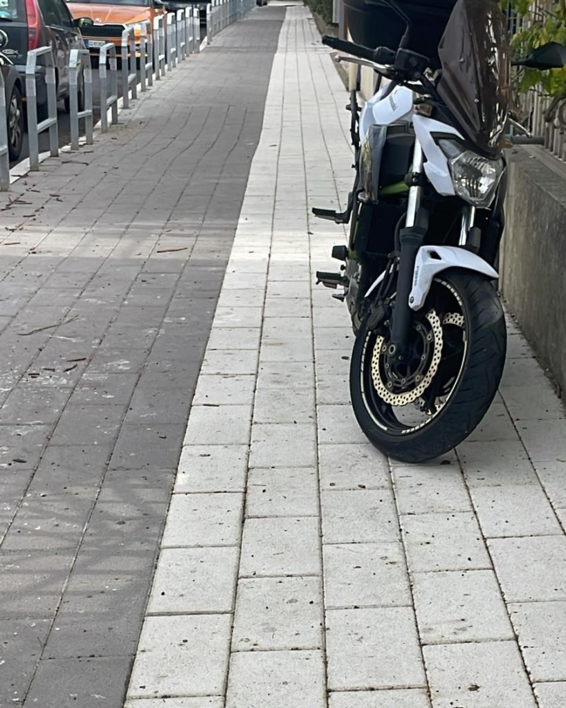 Moto su marciapiede ciclopedonale S.Agata