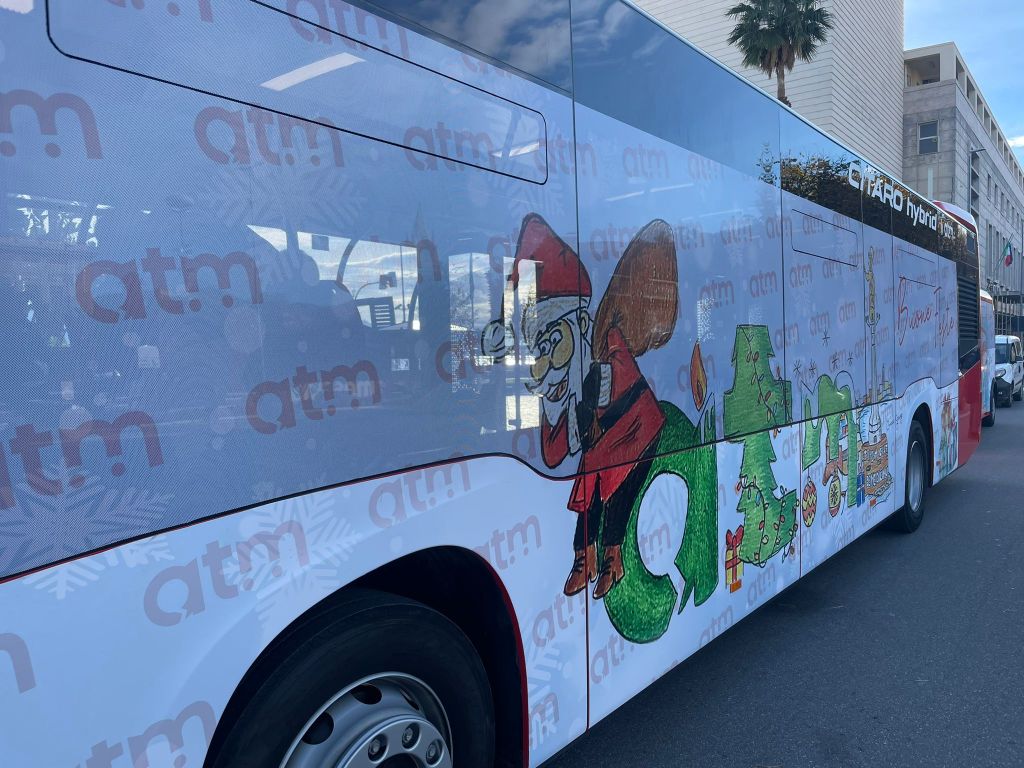 Nuovo tram in linea il viaggio inaugurale con gli elfi di Babbo Natale