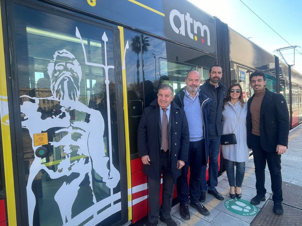 Nuovo tram in linea il viaggio inaugurale con gli elfi di Babbo Natale