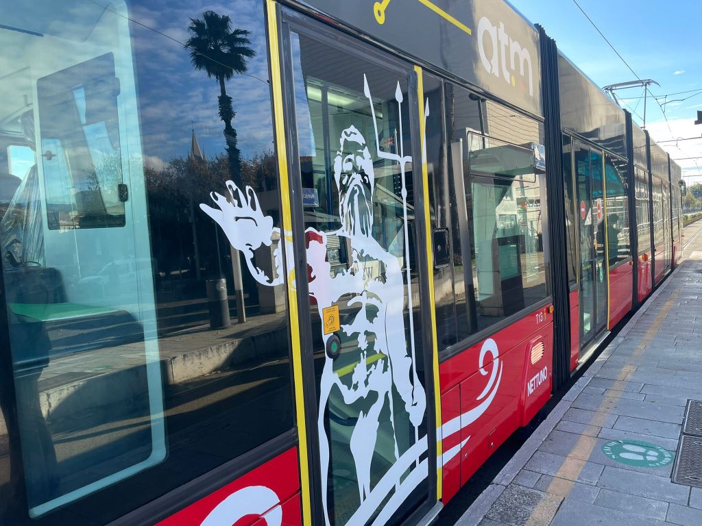 Nuovo tram in linea il viaggio inaugurale con gli elfi di Babbo Natale