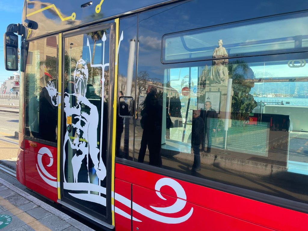 Nuovo tram in linea il viaggio inaugurale con gli elfi di Babbo Natale