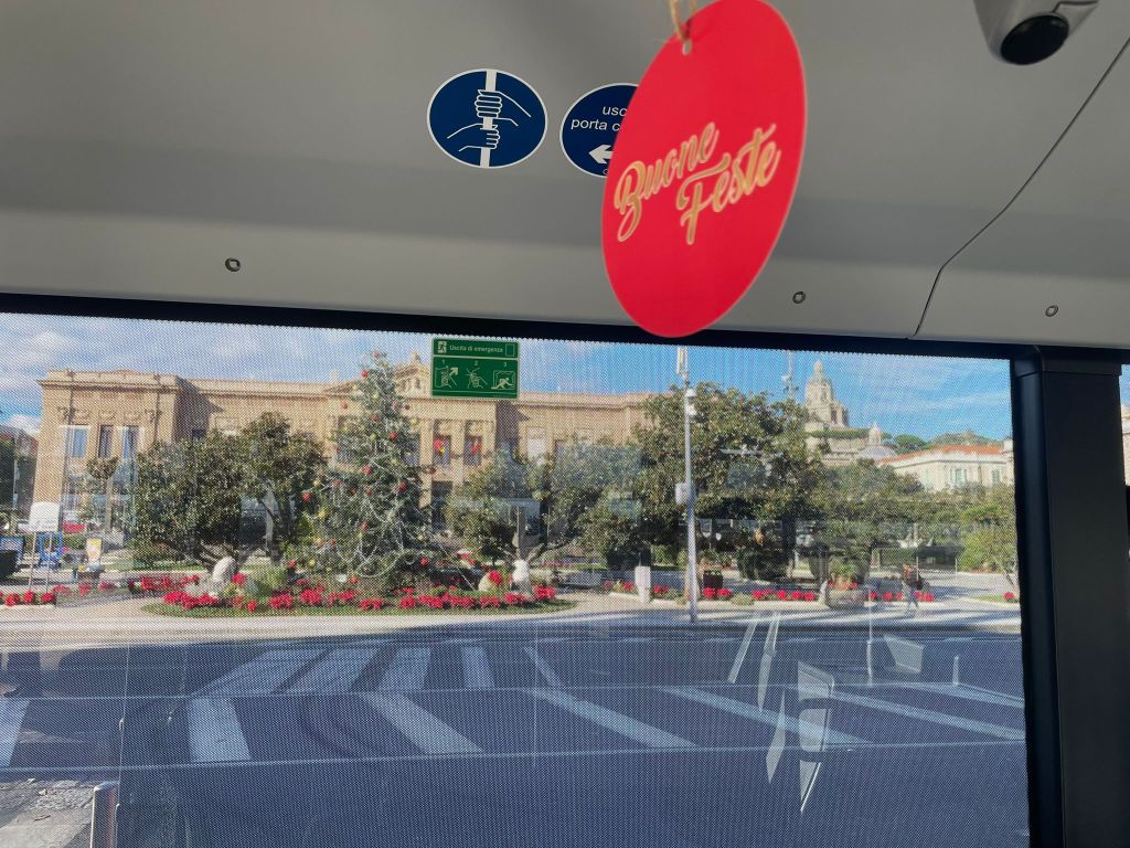 Nuovo tram in linea il viaggio inaugurale con gli elfi di Babbo Natale