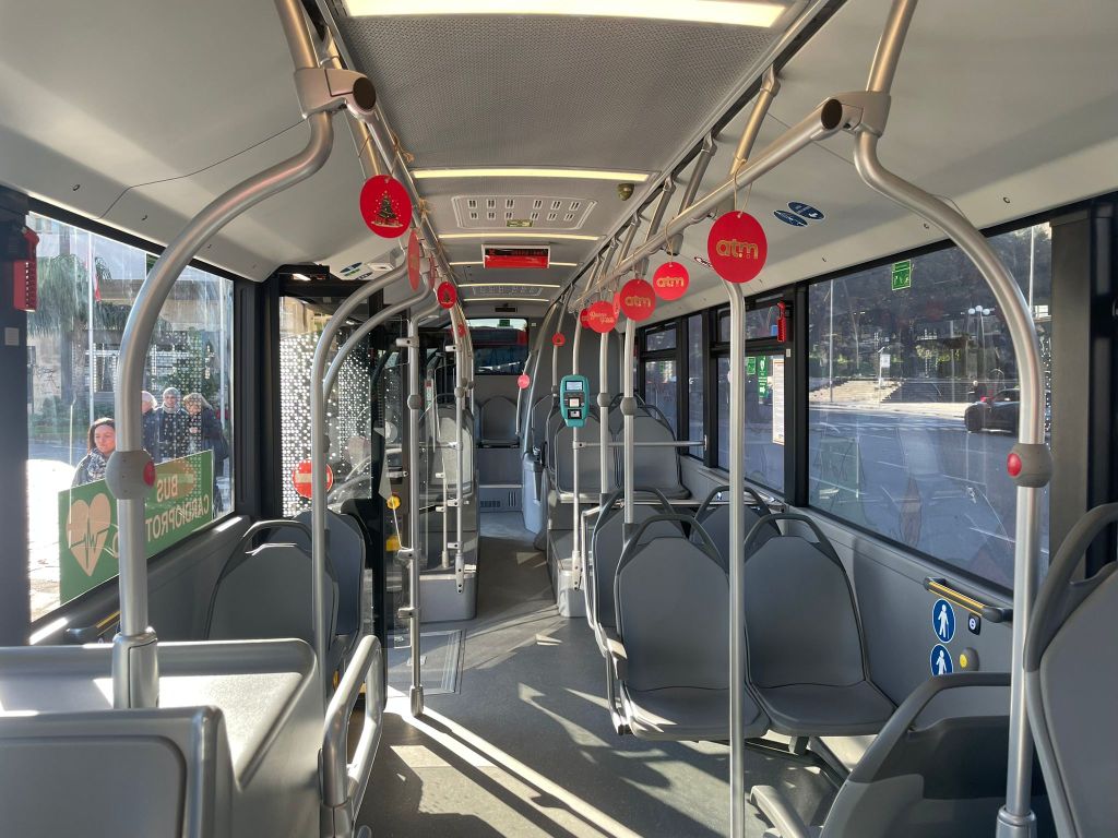 Nuovo tram in linea il viaggio inaugurale con gli elfi di Babbo Natale