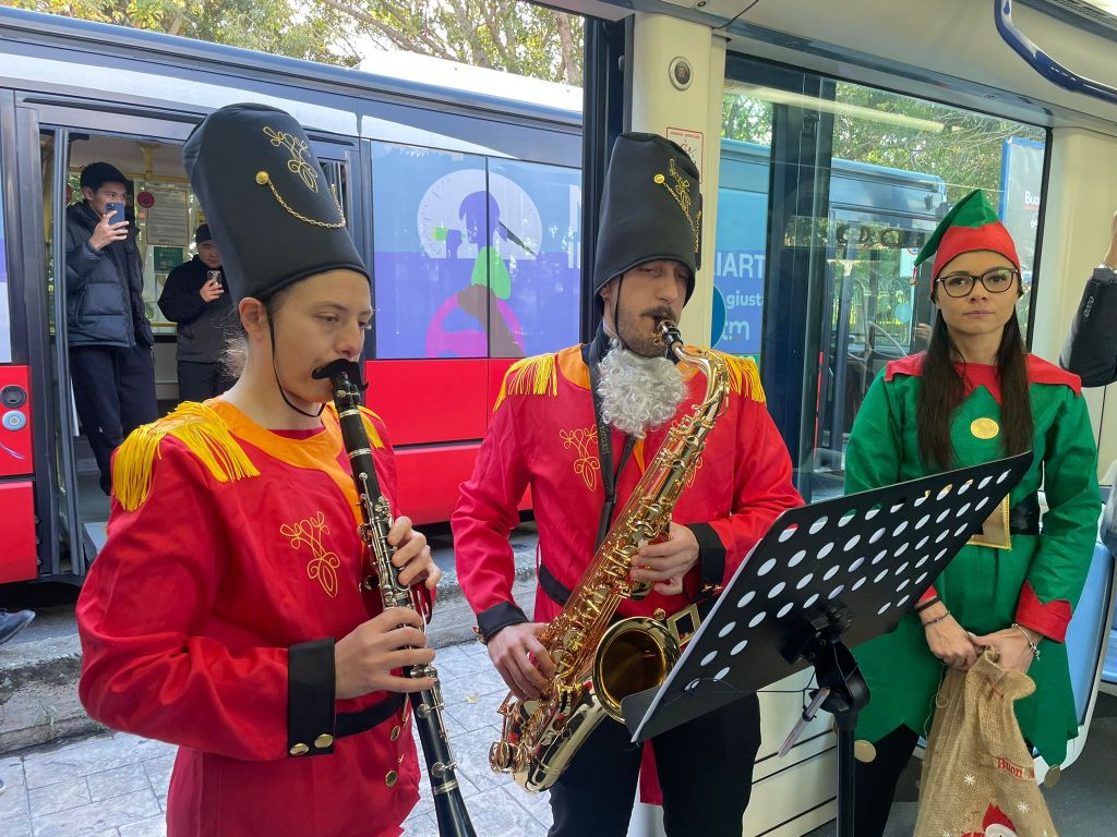 Nuovo tram in linea il viaggio inaugurale con gli elfi di Babbo Natale