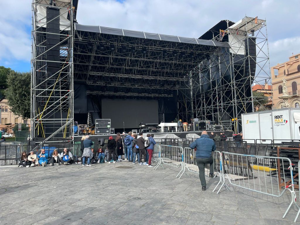 Fila per i Pooh al palco