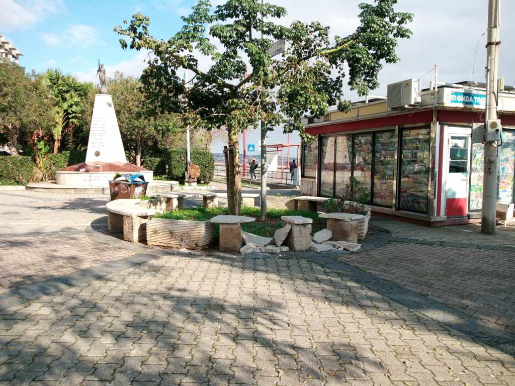 Panchine distrutte a Paradiso