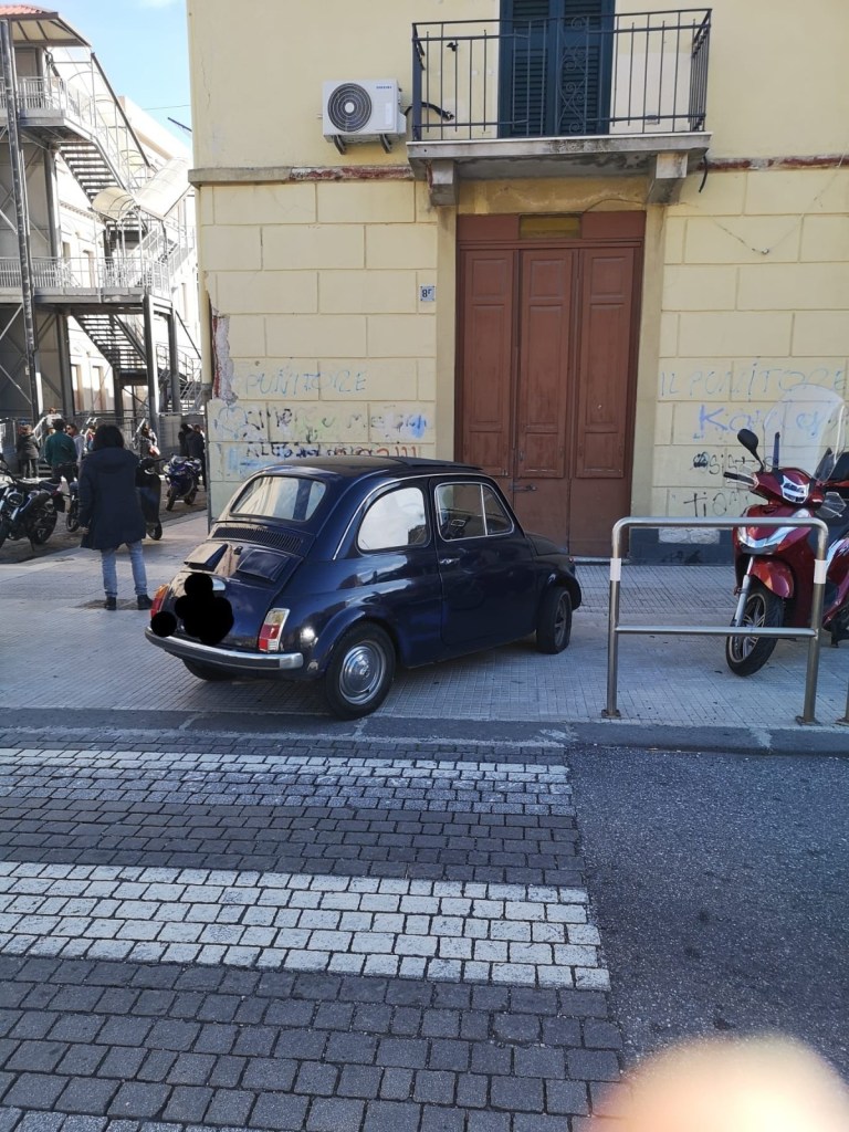 Parcheggio su marciapiede di una scuola
