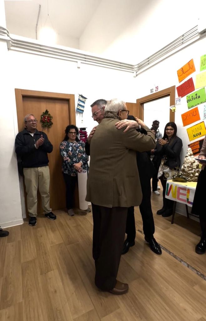 abbraccio vescovo e imam