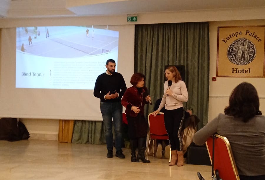 antonella rigano prende la parola durante la serata