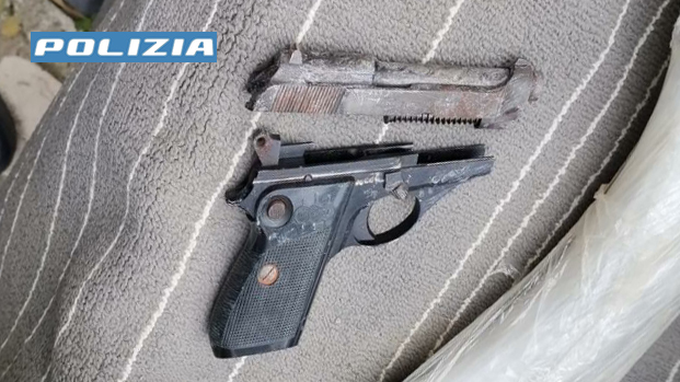 Una delle pistole sequestrate dalla polizia