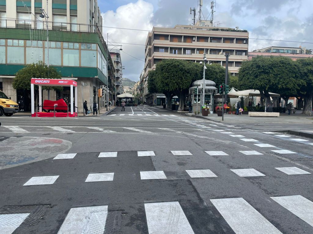 pista ciclabile piazza cairoli